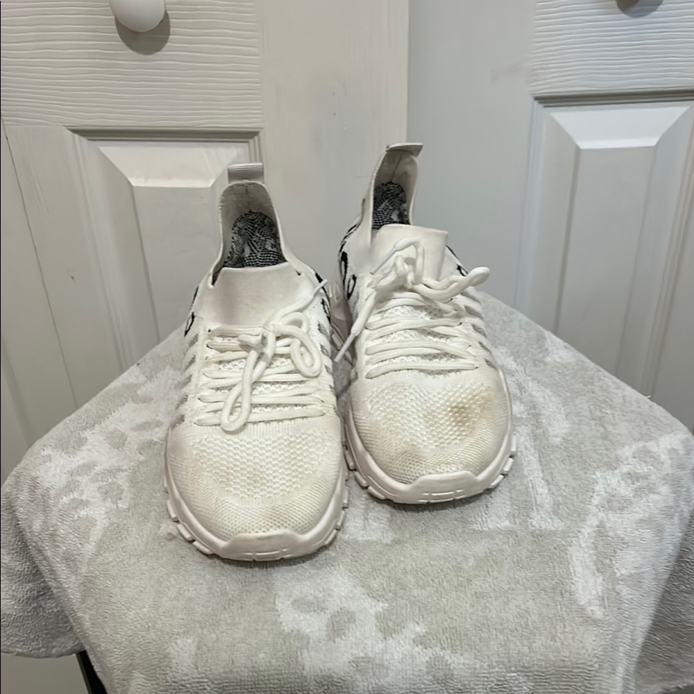 Women's athletic shoes